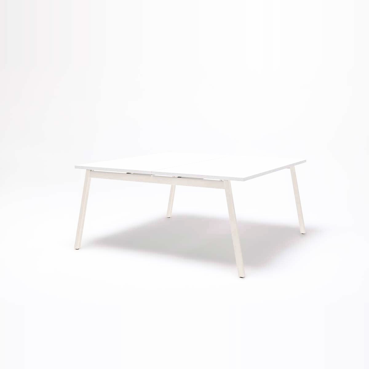 Bench bureau Ogi M blanc pastel à pieds inclinés en métal blanc, vue de trois quarts sur fond blanc
