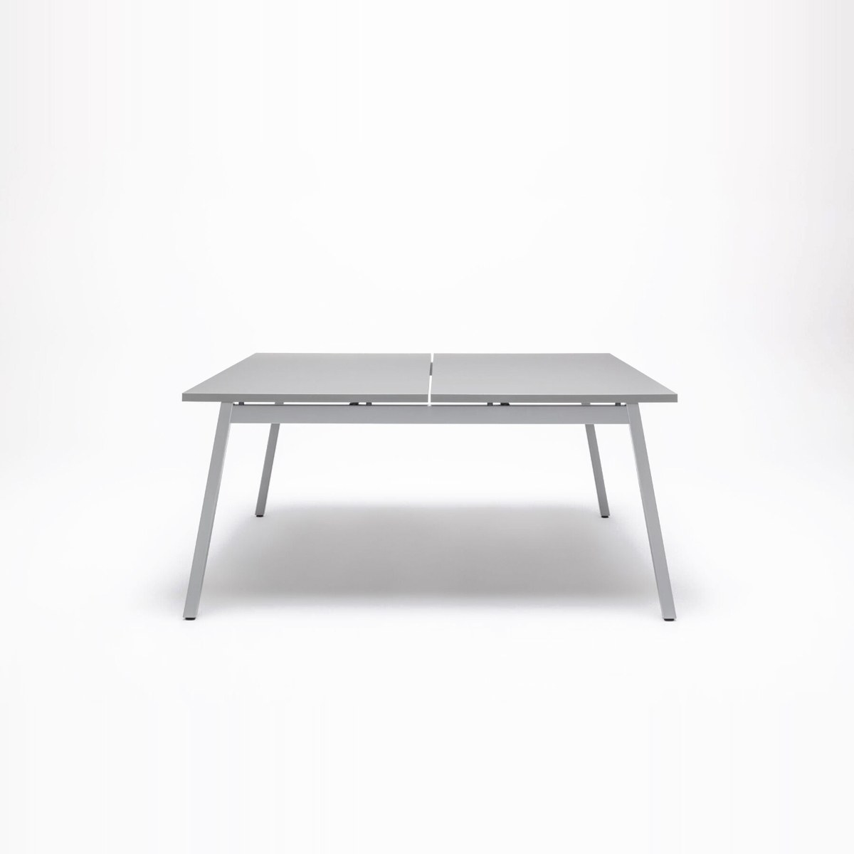 Bench bureau Ogi M aluminium satiné, vue de face montrant les pieds métalliques inclinés