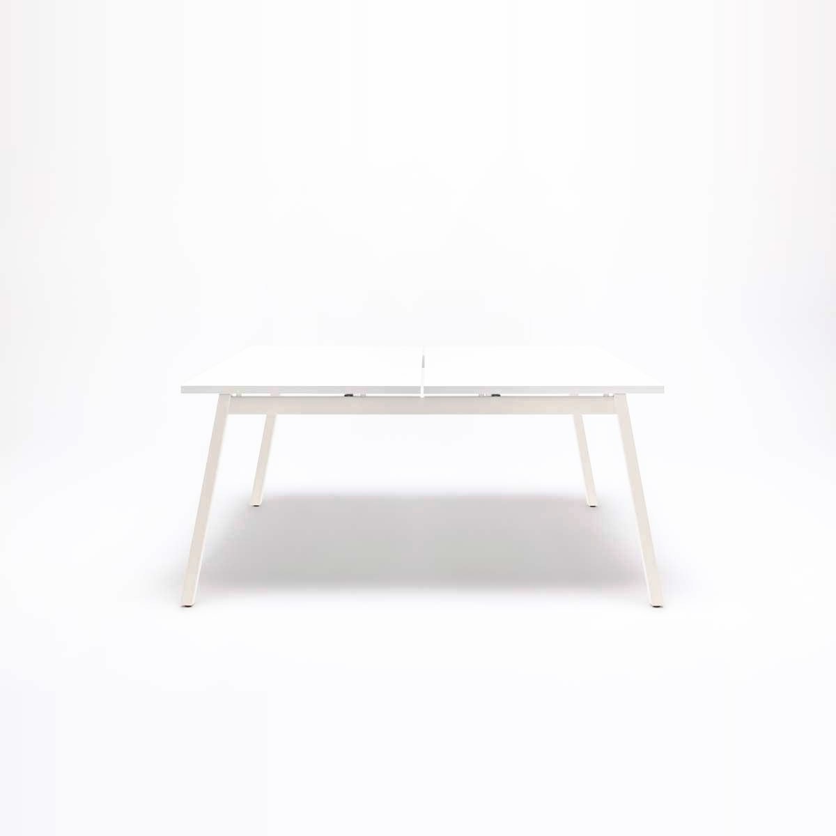Bench bureau Ogi M blanc pastel, vue de face avec le joint central entre les deux plateaux