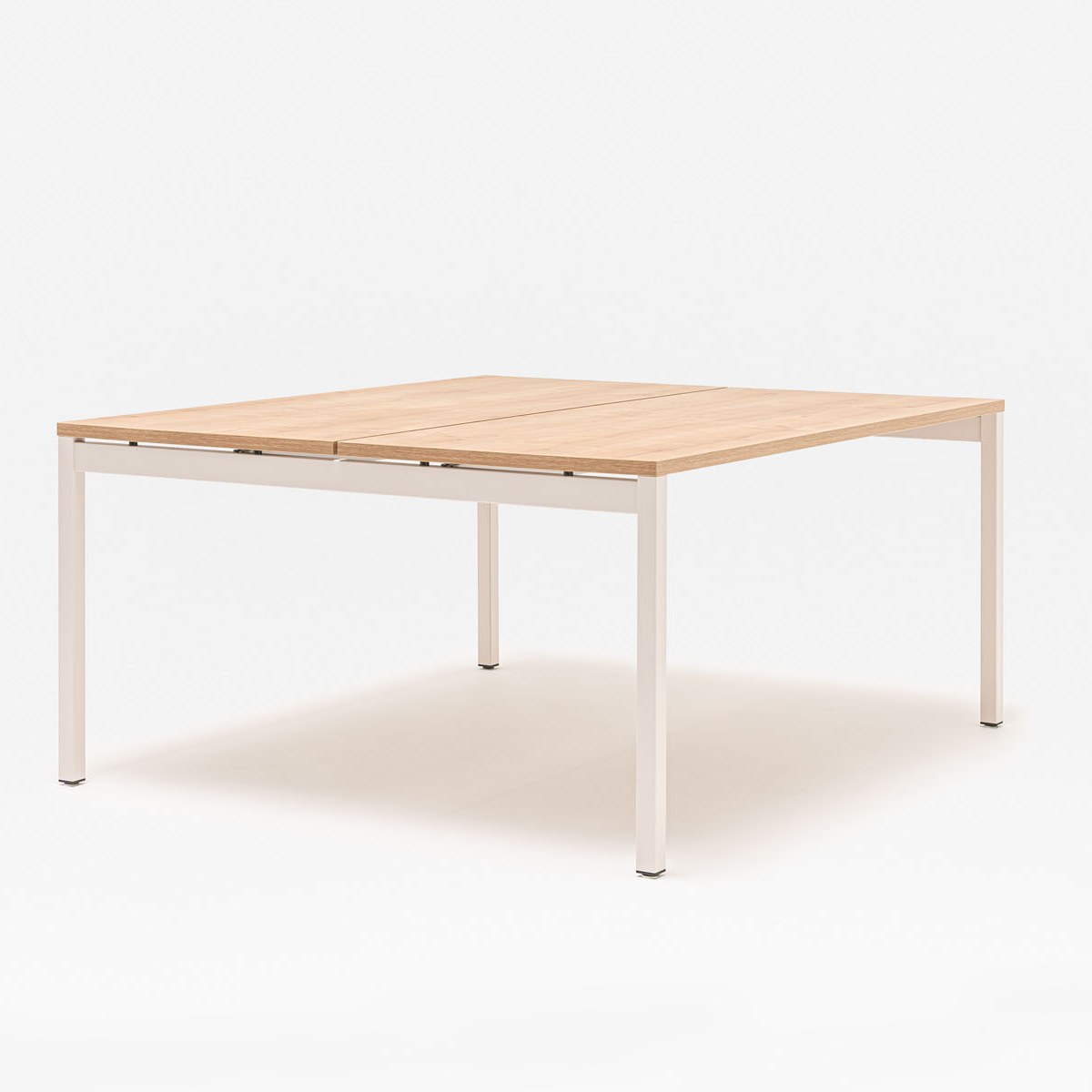Bureau open space Ogi Y à pieds droits carrés blancs, plateau bois clair, vue de trois quarts sur fond blanc