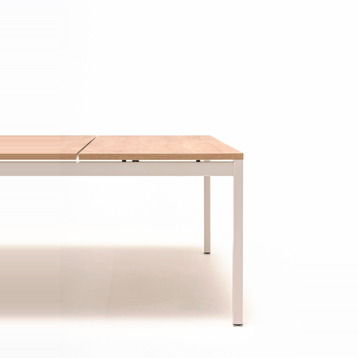 Détail dun angle du bureau open space Ogi Y : pied droit carré blanc, cadre et plateau mélaminé