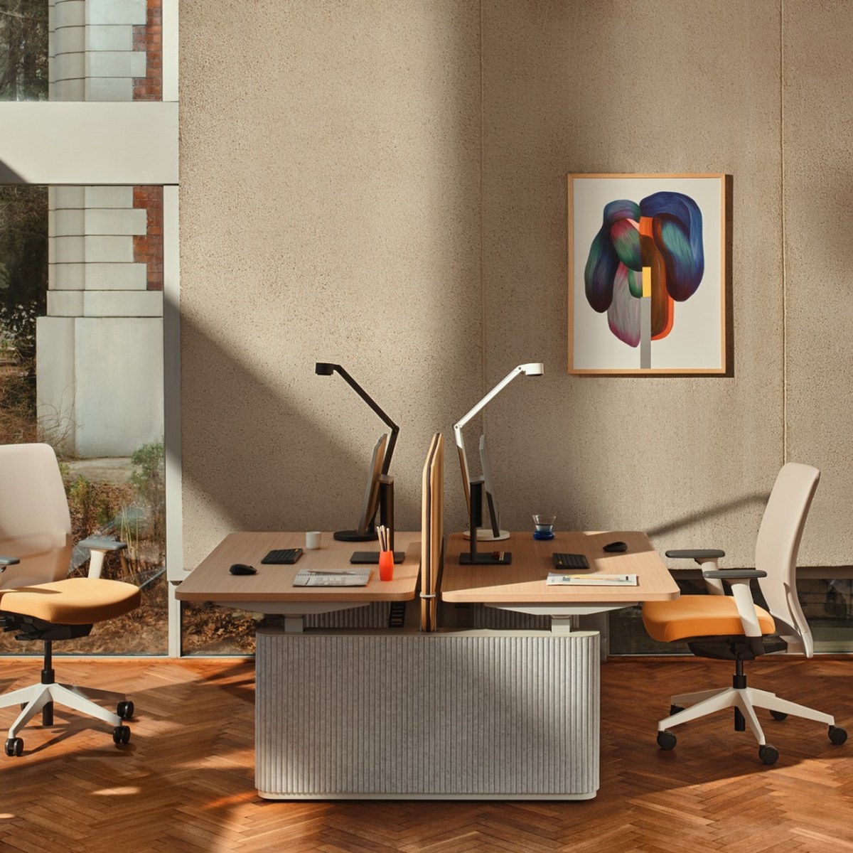 Bureau bench assis-debout design et ergonomique avec panneaux en feutre acoustique