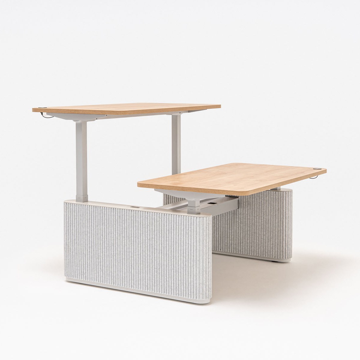 Bench Ogi Drive avec un plateau en position haute et lautre en position basse, piètement en feutre gris clair