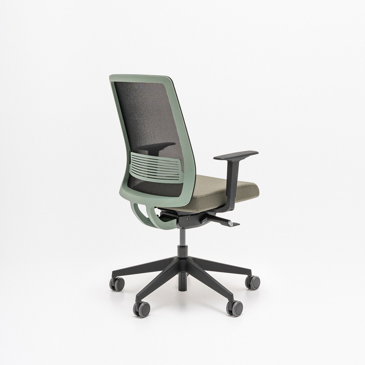 Chaise de bureau à coque vert sauge, résille noire et accoudoirs, vue de trois quarts arrière sur fond blanc