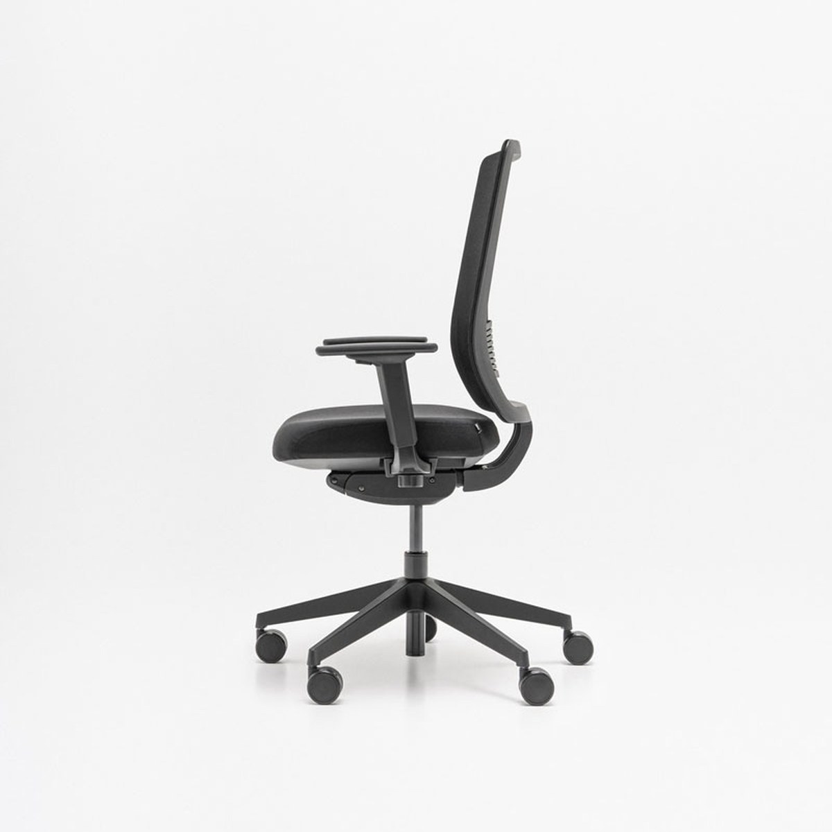 Chaise de bureau noire à dossier résille et accoudoirs réglables, vue de profil sur fond blanc