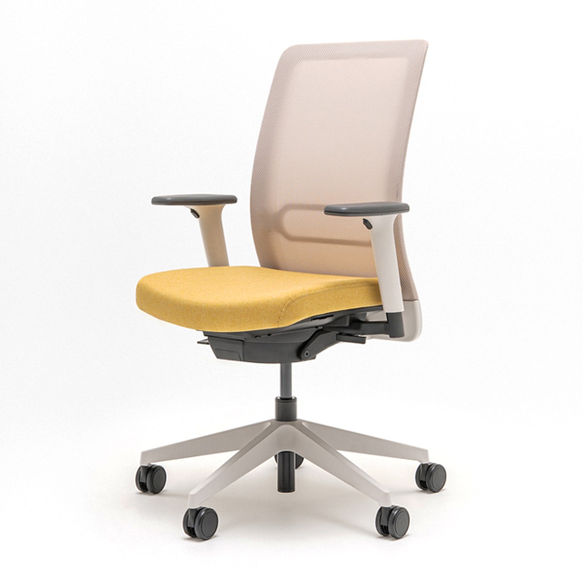 Chaise de bureau à résille beige, cadre gris clair, accoudoirs et assise jaune, vue de trois quarts sur fond blanc
