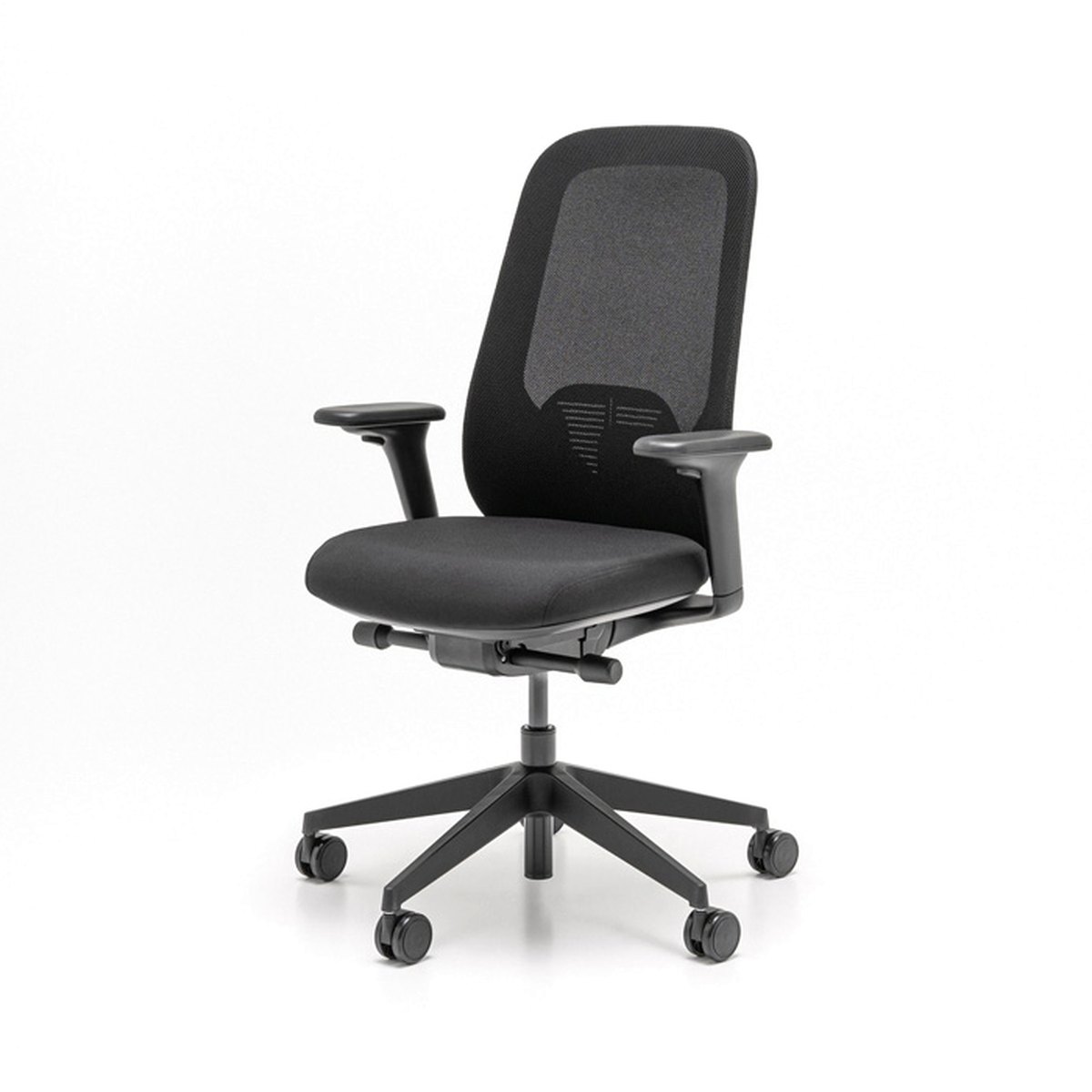 Chaise de bureau à dossier résille noir et accoudoirs 4D, structure noire, vue de trois quarts
