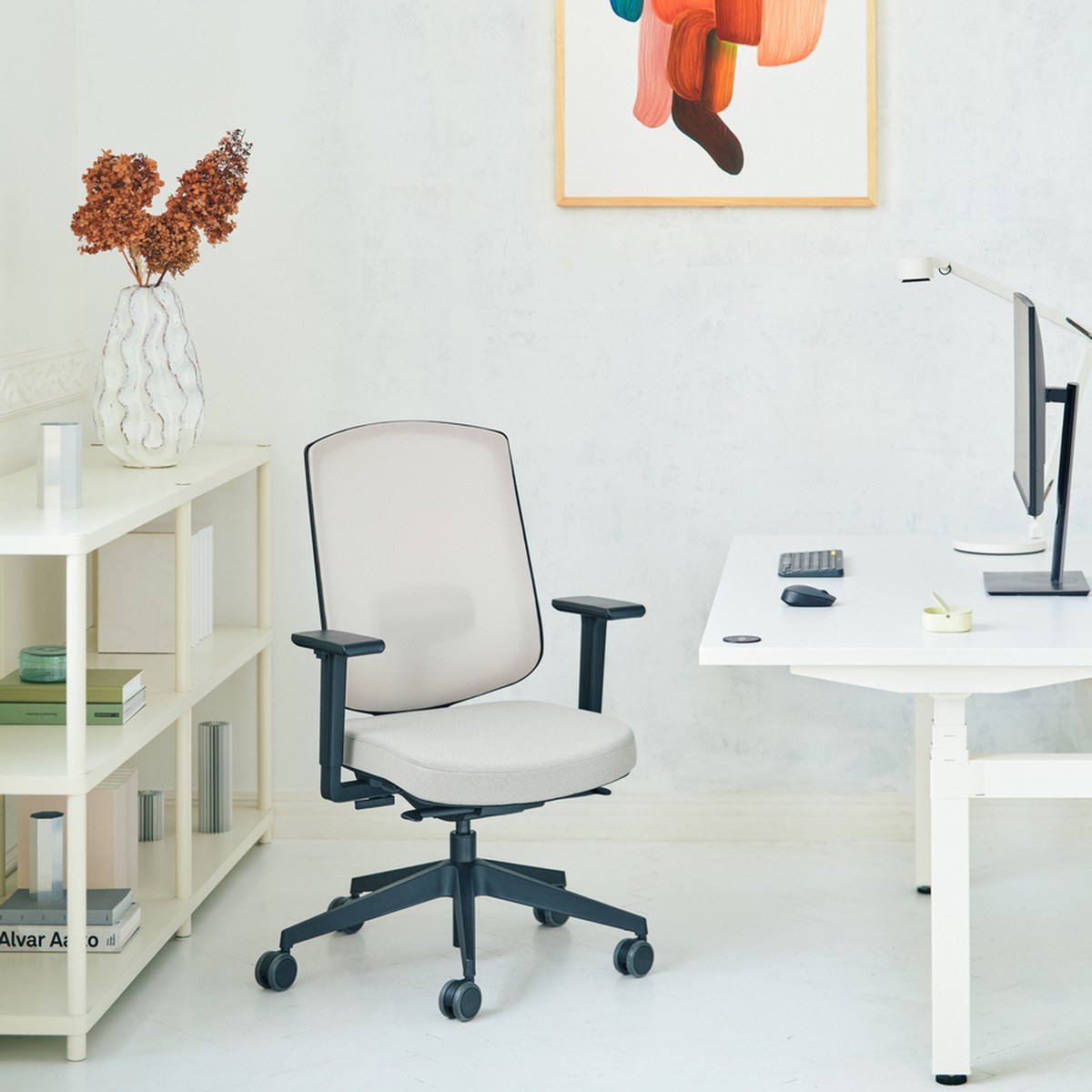 Chaise de bureau à dossier résille en 16 coloris et assise en mousse de 55 mm