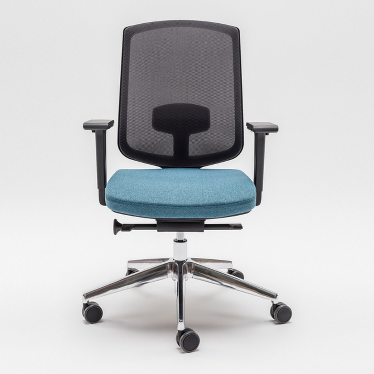 Chaise de bureau à dossier résille noir, assise bleue et piétement aluminium poli, vue de face