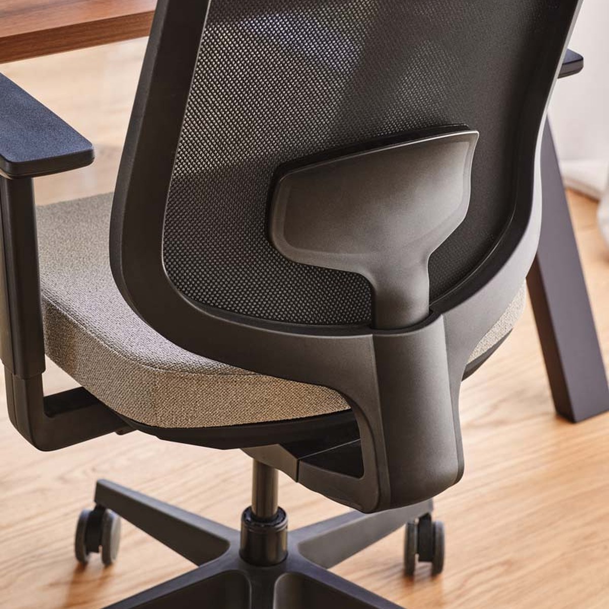 Dossier en résille et soutien lombaire de la chaise de bureau, assise grise, vue de détail