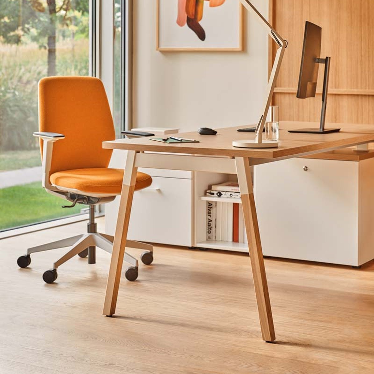 Chaise de bureau tapissée avec dossier rembourré et soutien lombaire réglable