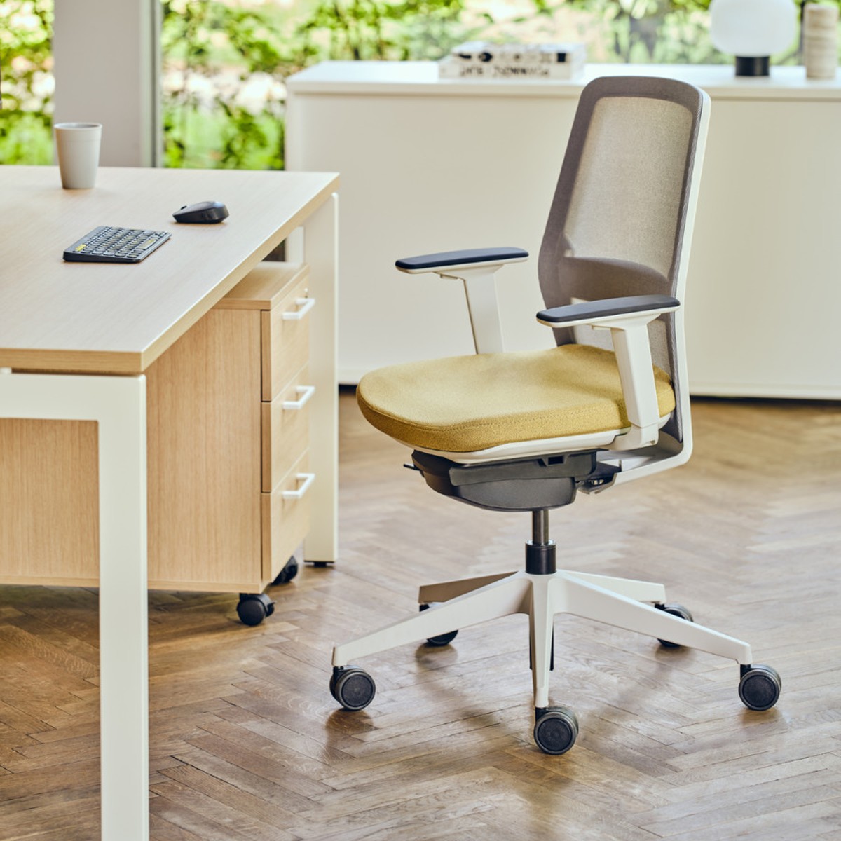 Chaise de bureau à dossier résille grise ou noire assortie au cadre