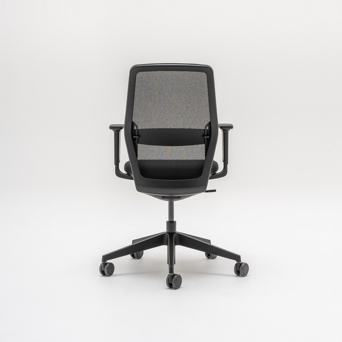 Chaise de bureau à dossier résille noire et piétement noir avec accoudoirs, vue de face sur fond blanc