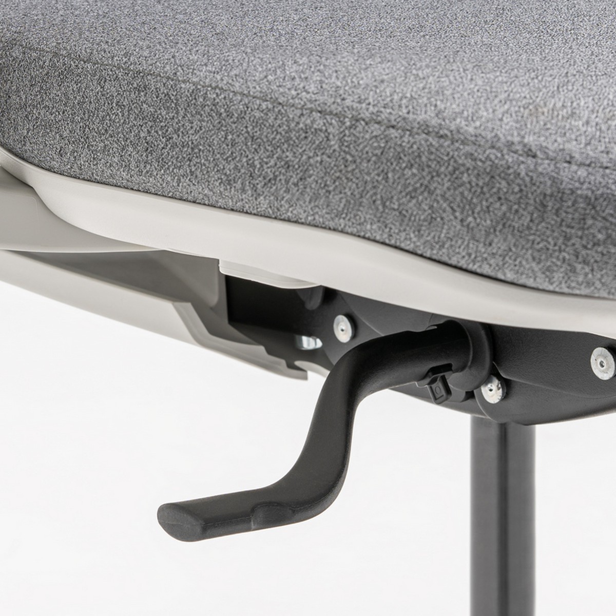 Détail de la manette de réglage sous lassise en tissu gris dune chaise de bureau à dossier résille