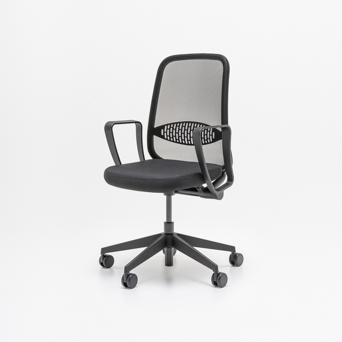 Chaise de bureau Astro noire à dossier résille et accoudoirs fixes, vue de trois quarts sur fond clair