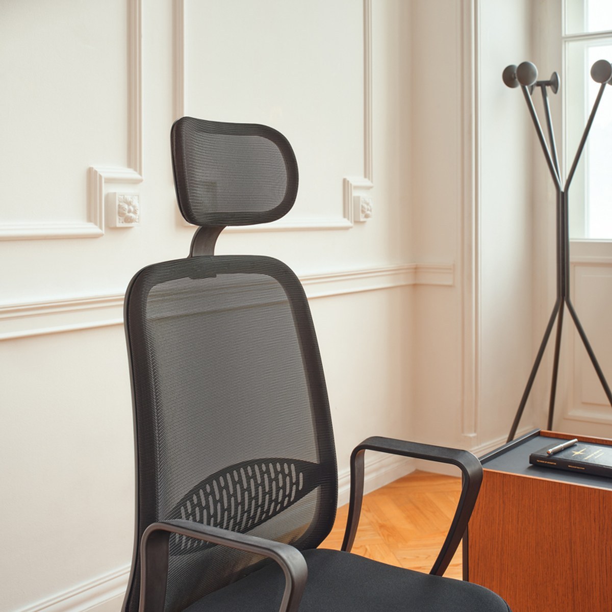 Appui-tête en résille et dossier perforé au niveau lombaire de la chaise de bureau Astro noire
