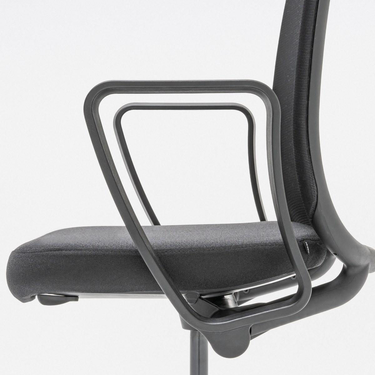 Accoudoir fixe en polyuréthane et assise tapissée noire de la chaise de bureau Astro, vue de détail
