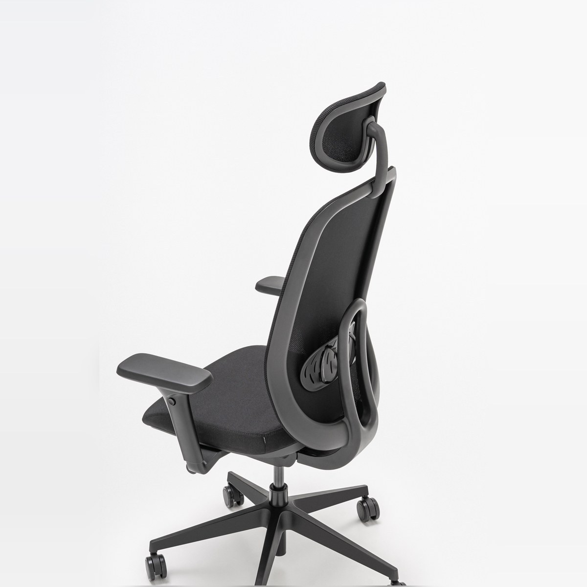 Chaise de bureau Ollie noire vue de dos, dossier résille, appui-tête et soutien lombaire réglable