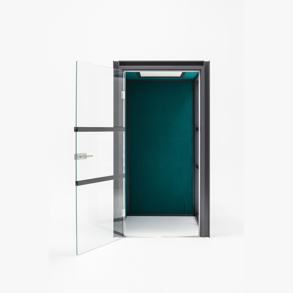 Cabine acoustique Hako 1 personne, porte en verre ouverte sur des parois tapissées vert canard