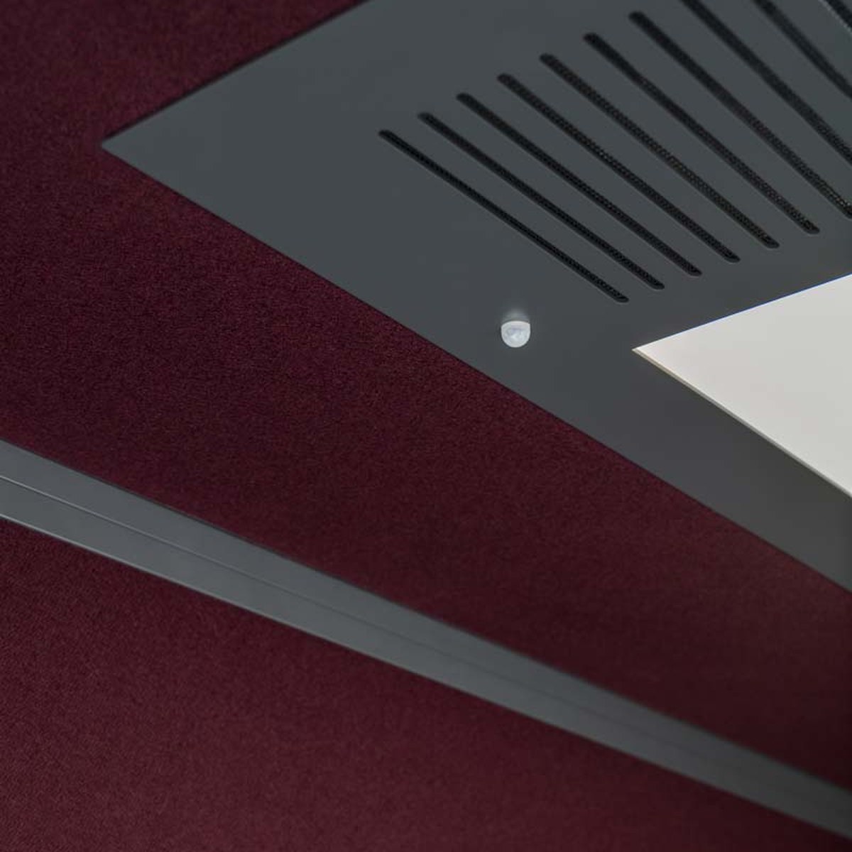 Plafond dune cabine acoustique avec grille dextraction dair et détecteur de présence, tissu bordeaux