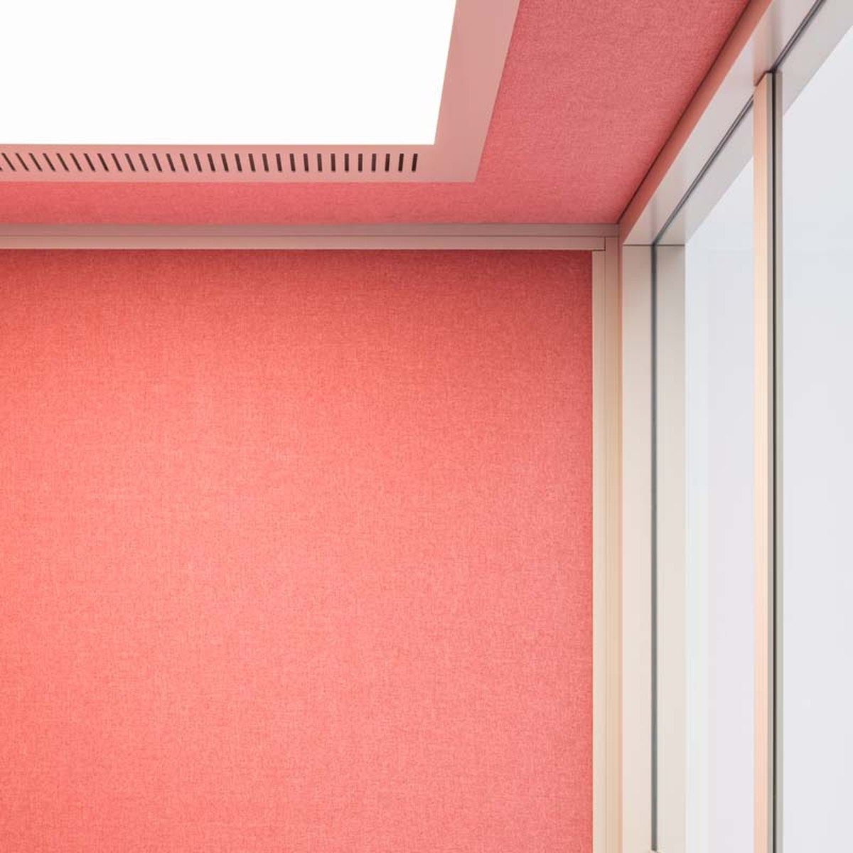 Angle intérieur dune cabine acoustique rose avec panneau LED de plafond et paroi vitrée