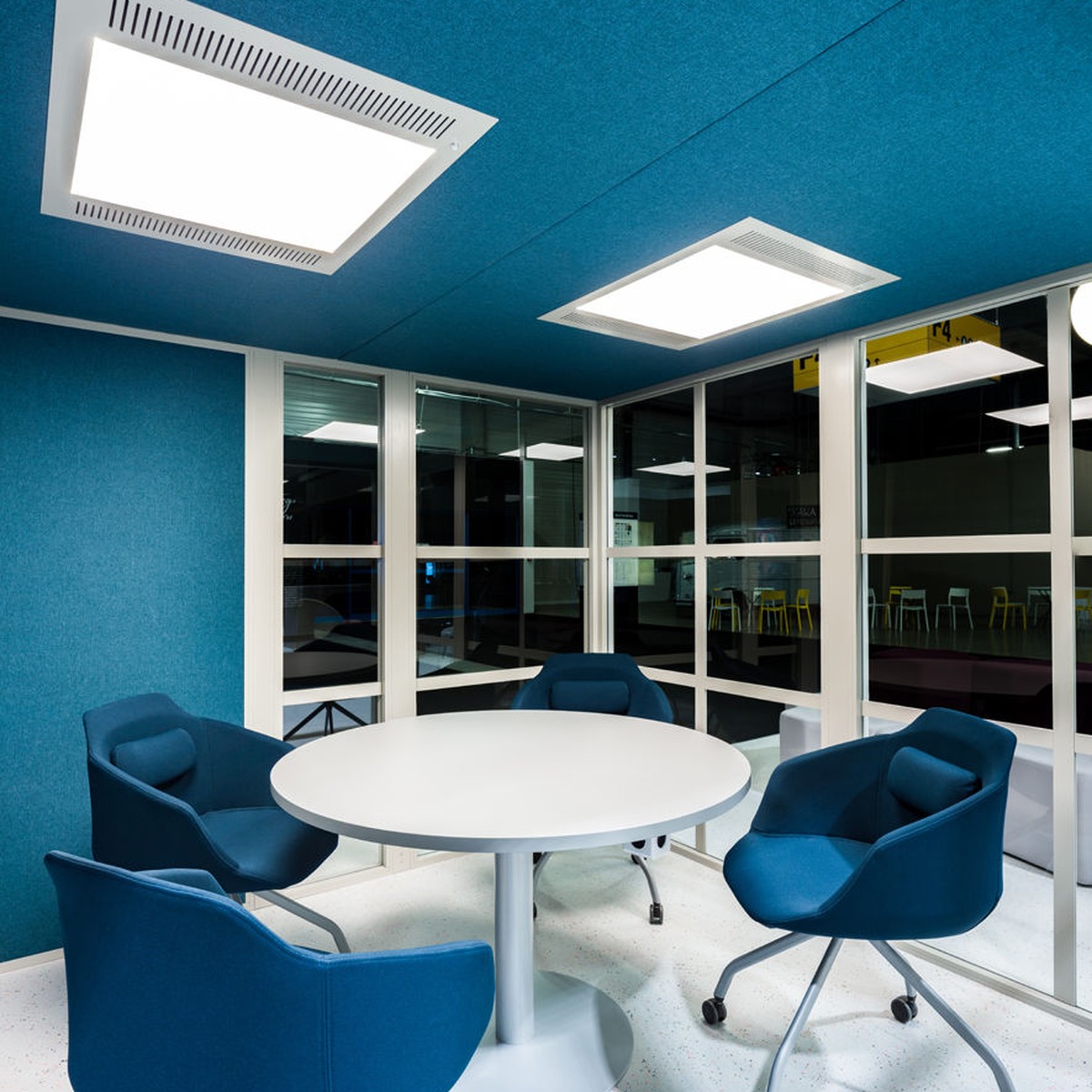 Intérieur dune cabine de réunion aux parois et au plafond tapissés bleus avec panneaux LED