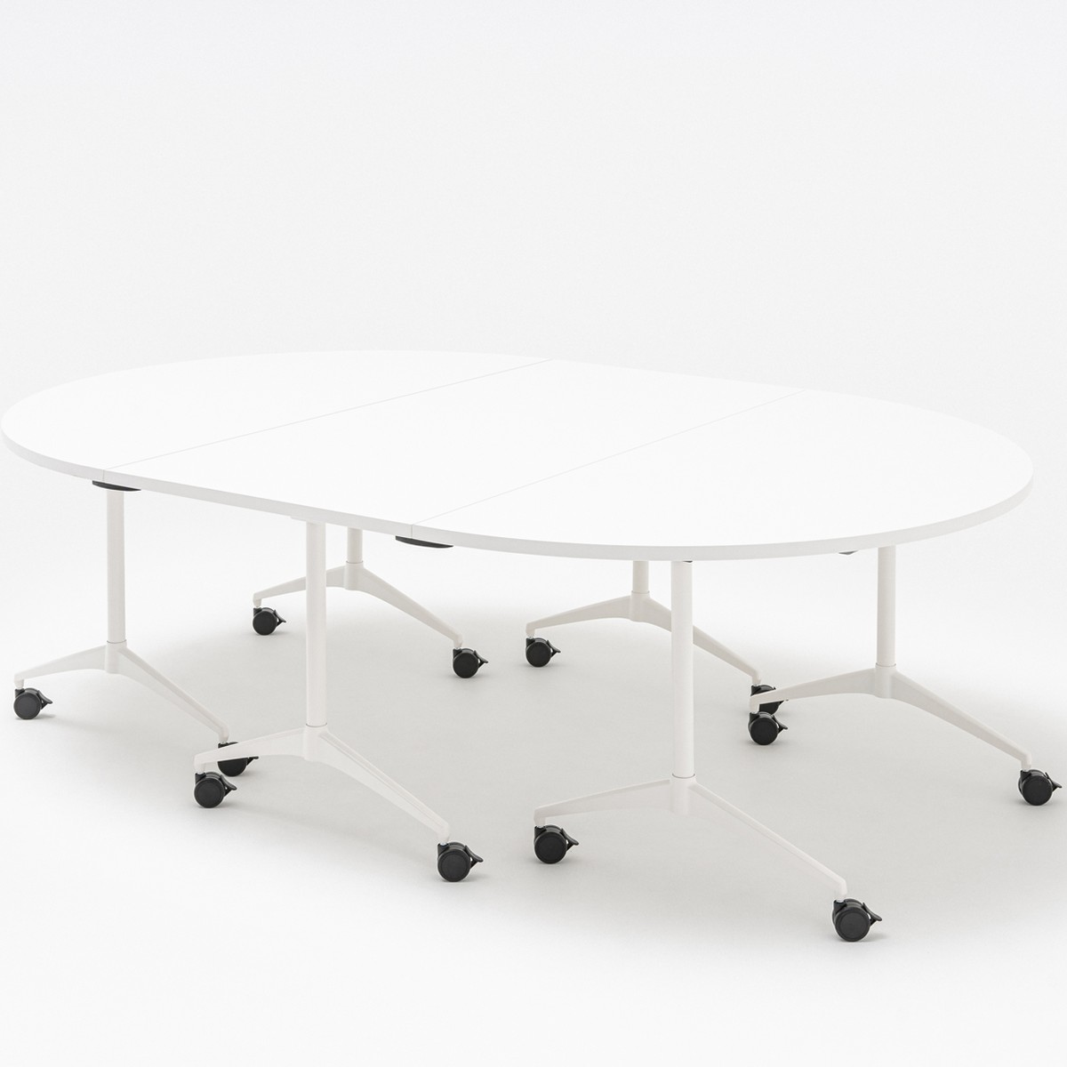 Trois tables Revi blanches accolées en ovale, pieds étoile blancs et roulettes noires
