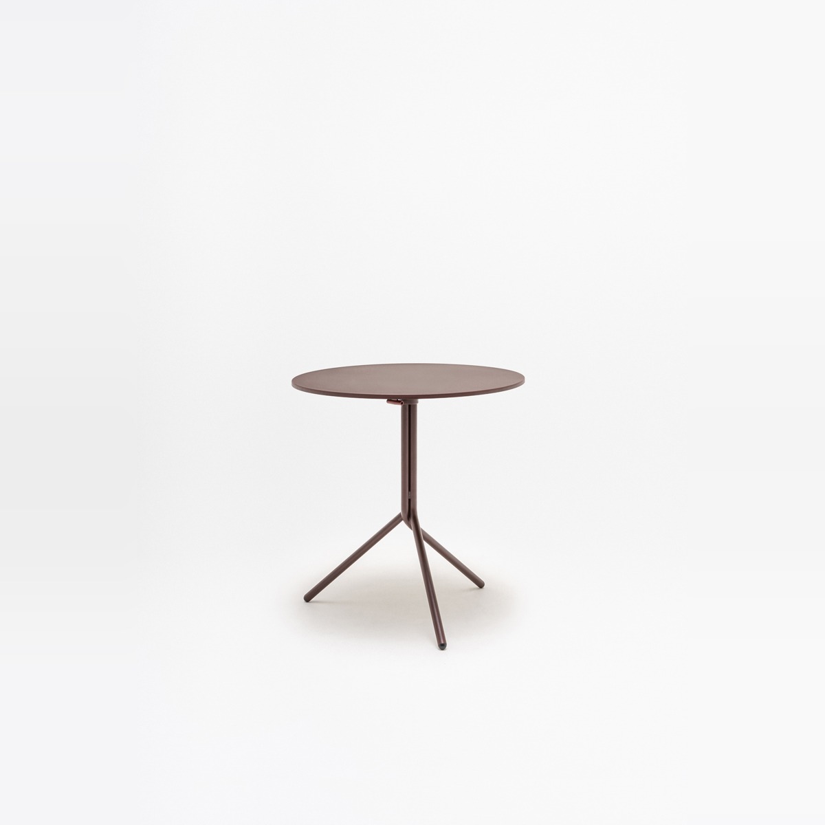 Table de café ronde Luna bordeaux foncé sur trois pieds, vue de face sur fond clair