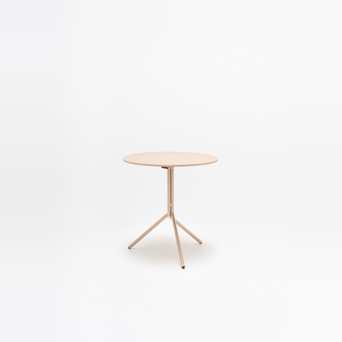 Table de café ronde Luna beige rosé sur trois pieds en tube dacier, fond clair