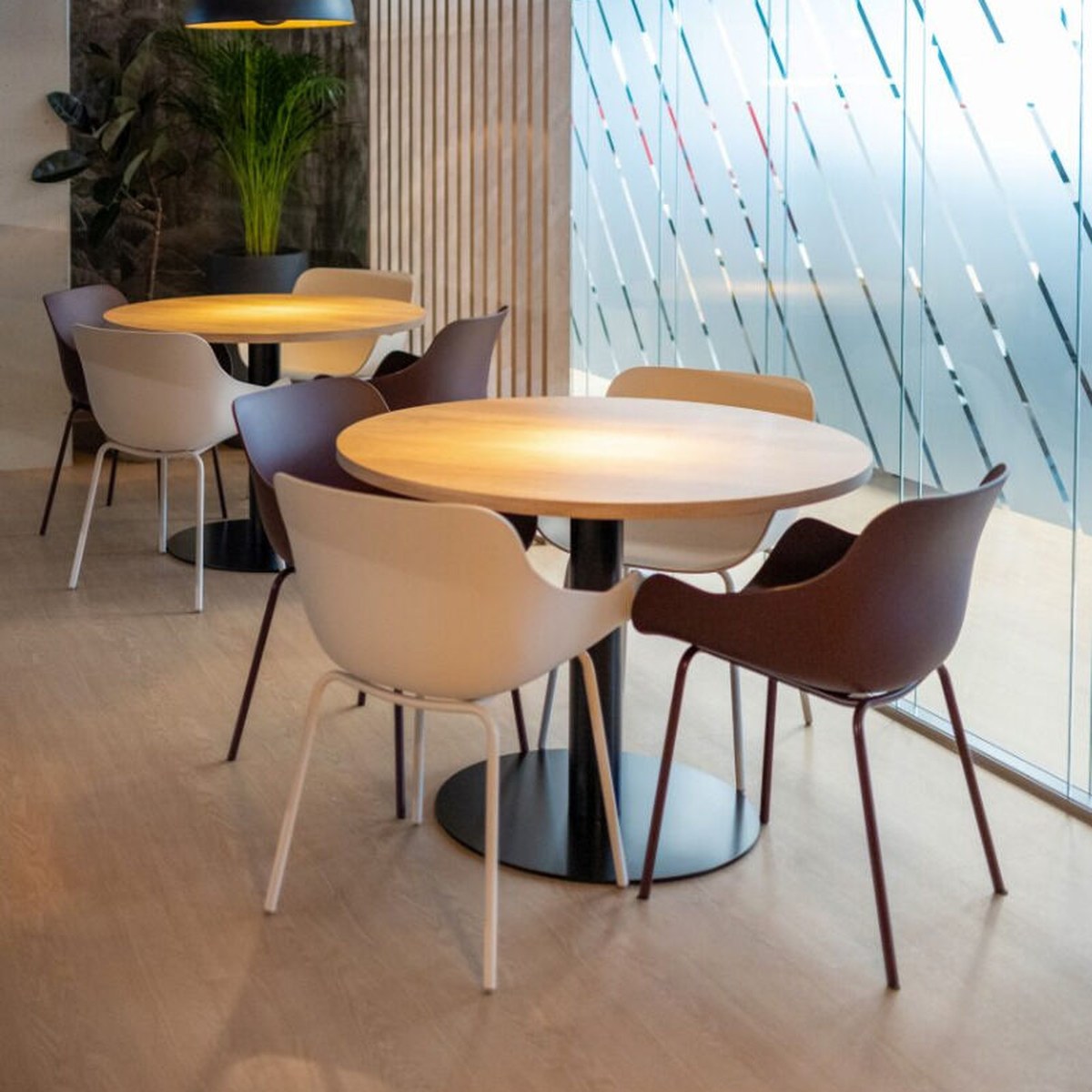 Table de cafétéria à pied central et embase ronde en acier