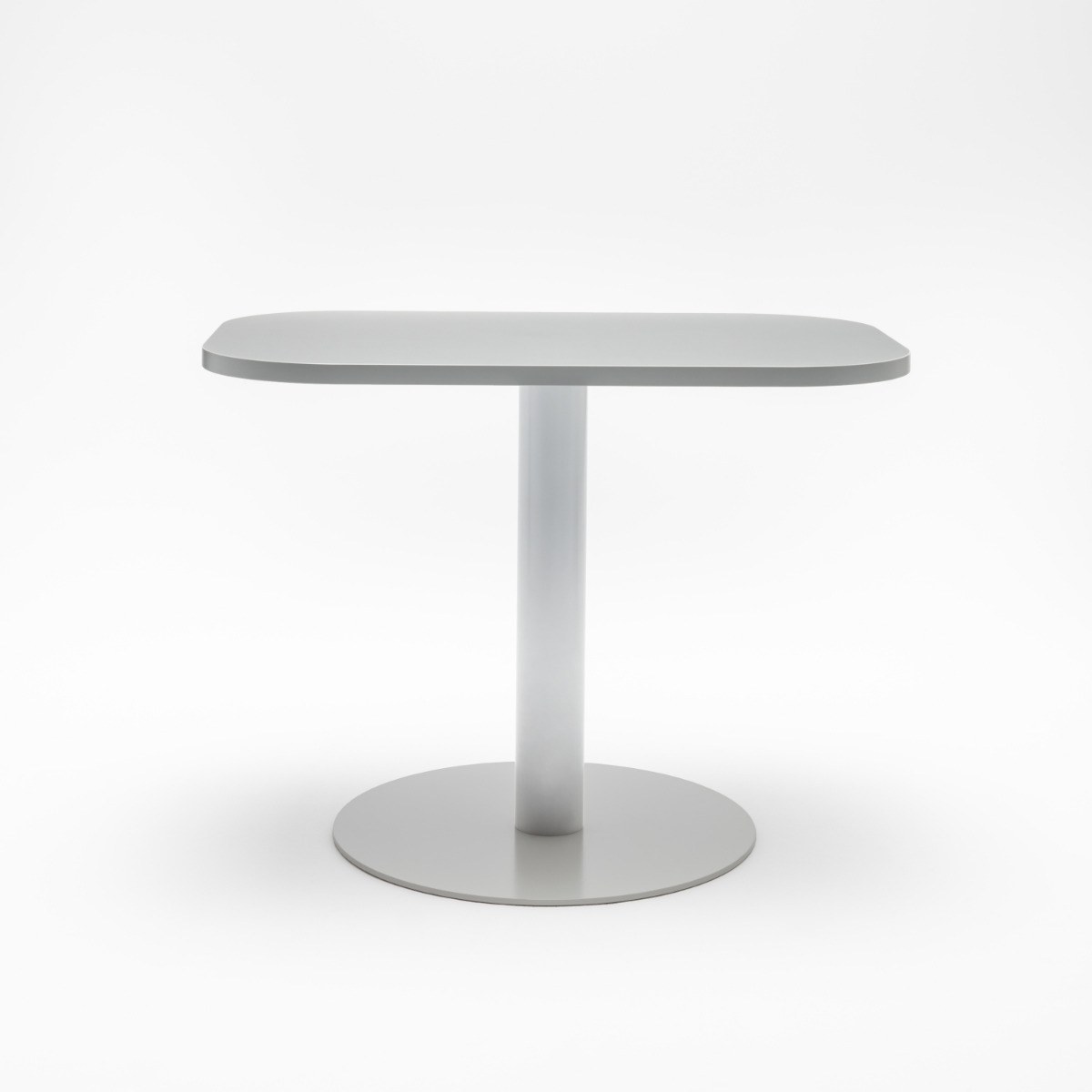 Table Tack rectangulaire 100 x 65 cm aluminium satiné sur colonne et embase disque, vue de face