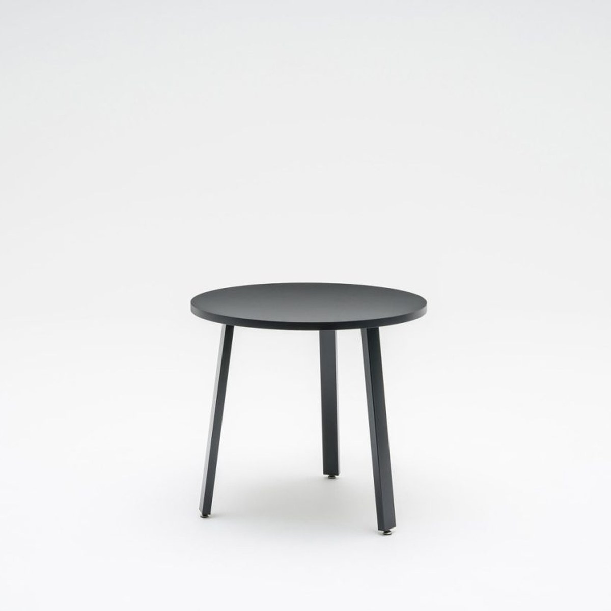 Table ronde Ogi A anthracite sur trois pieds en acier inclinés, vue de face sur fond clair