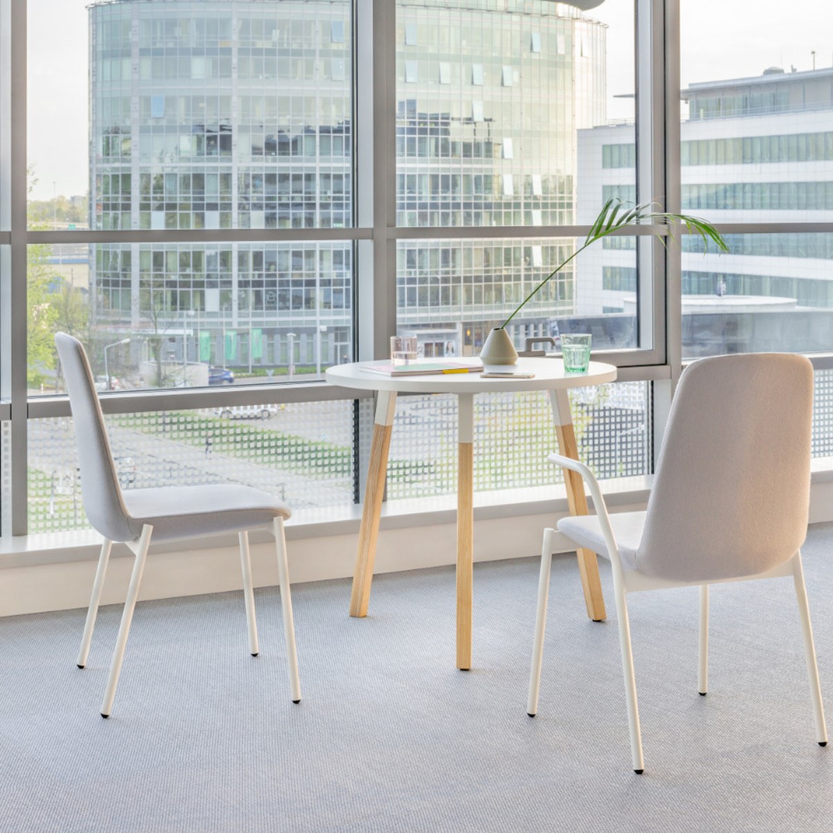 Table de cafétéria ronde ou carrée à pieds en frêne