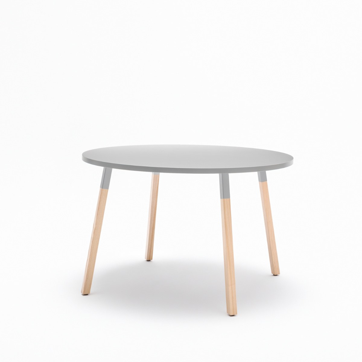 Table de cafétéria ronde Ogi W, plateau aluminium satiné et pieds en frêne, vue de trois quarts sur fond blanc