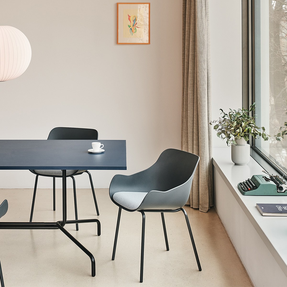Chaise de réunion à coque polypropylène et coussin d\'assise sur 4 pieds