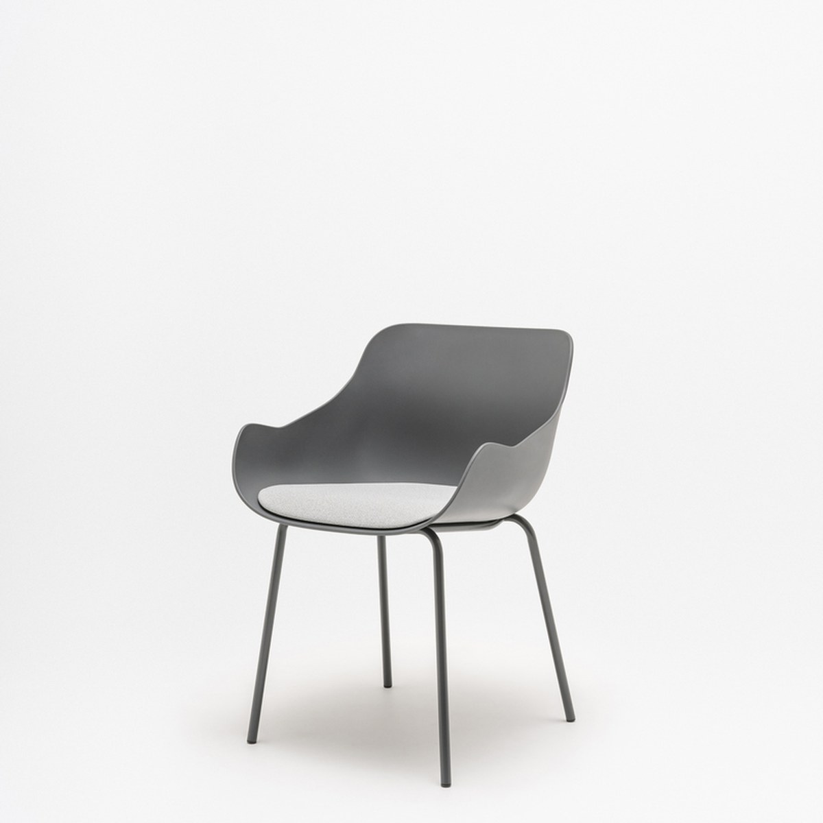 Chaise de réunion Baltic Remix anthracite, coussin gris clair, vue de trois quarts
