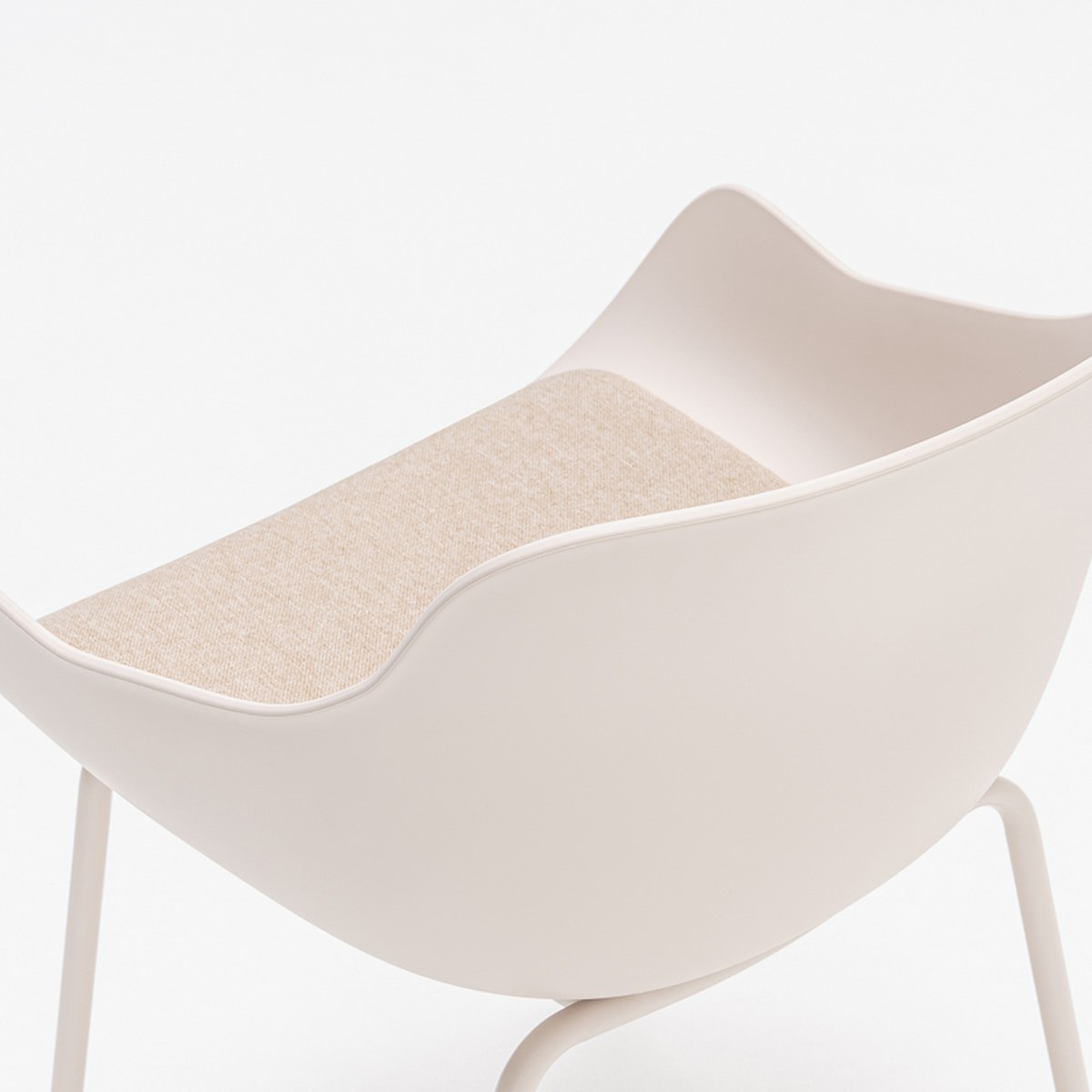 Coussin dassise tapissé beige dans la coque en polypropylène, vue de dessus