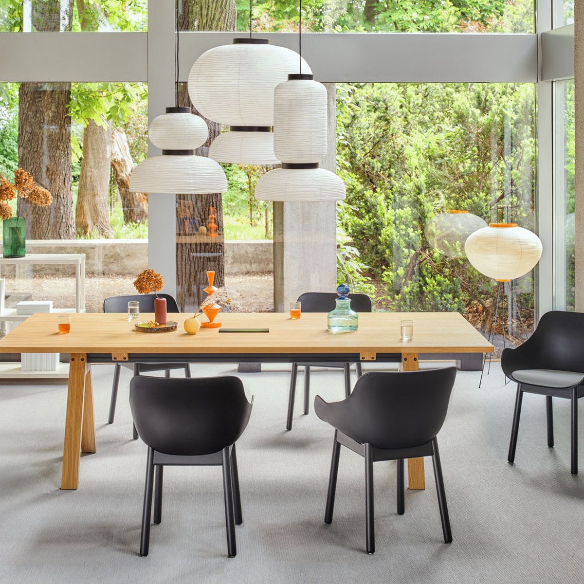 Chaise de réunion à accoudoirs intégrés et coussin sur pieds en hêtre