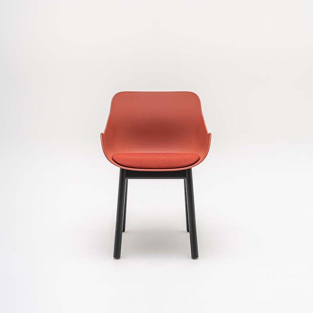 Chaise de réunion Baltic Remix brique sur pieds en hêtre noir, vue de face