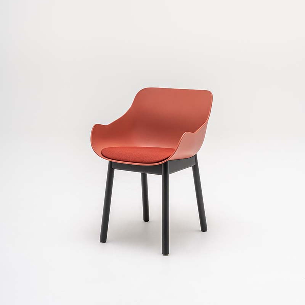 Chaise Baltic Remix brique à pieds bois noirs, vue de trois quarts