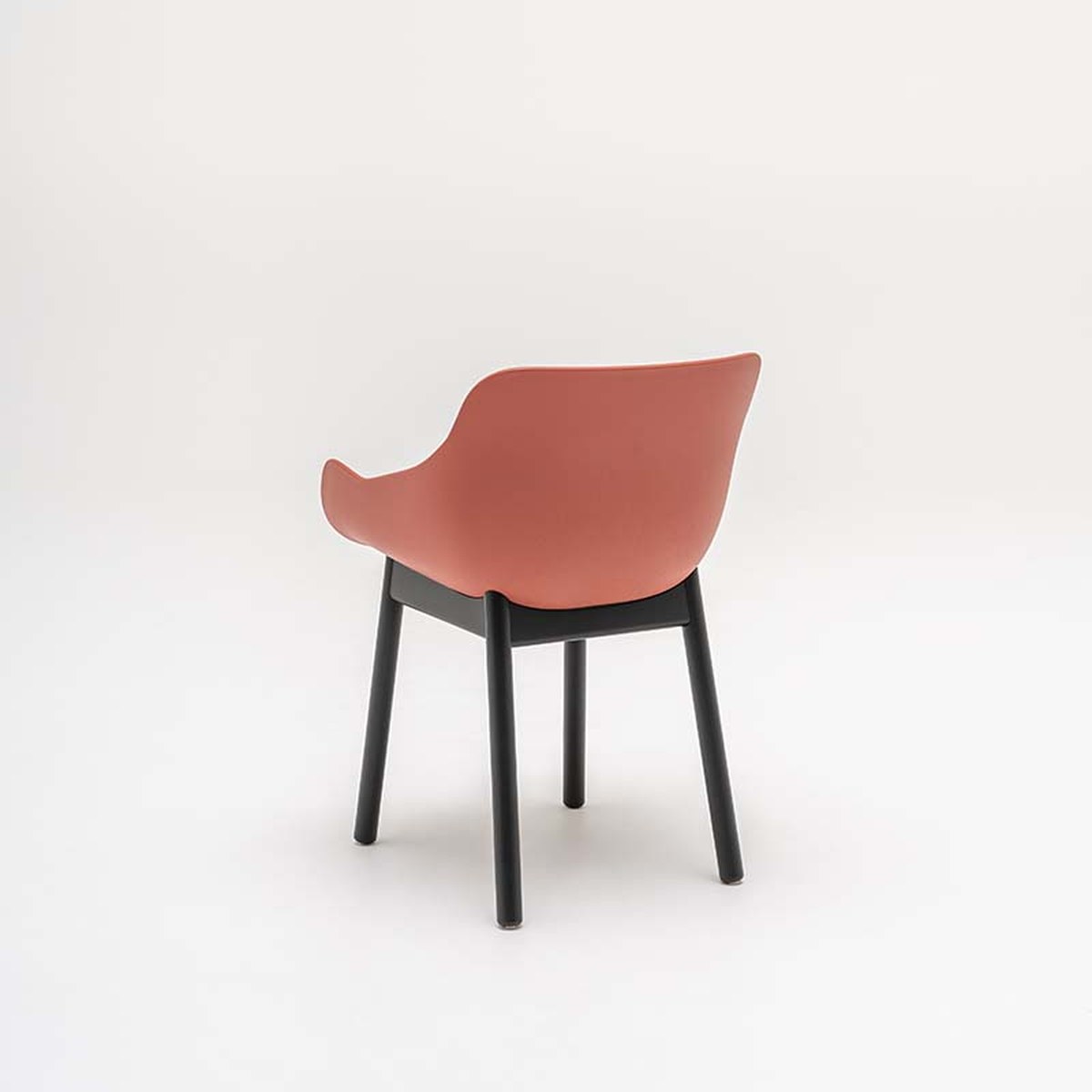 Dos de la coque brique et pieds en hêtre noir de la chaise Baltic Remix