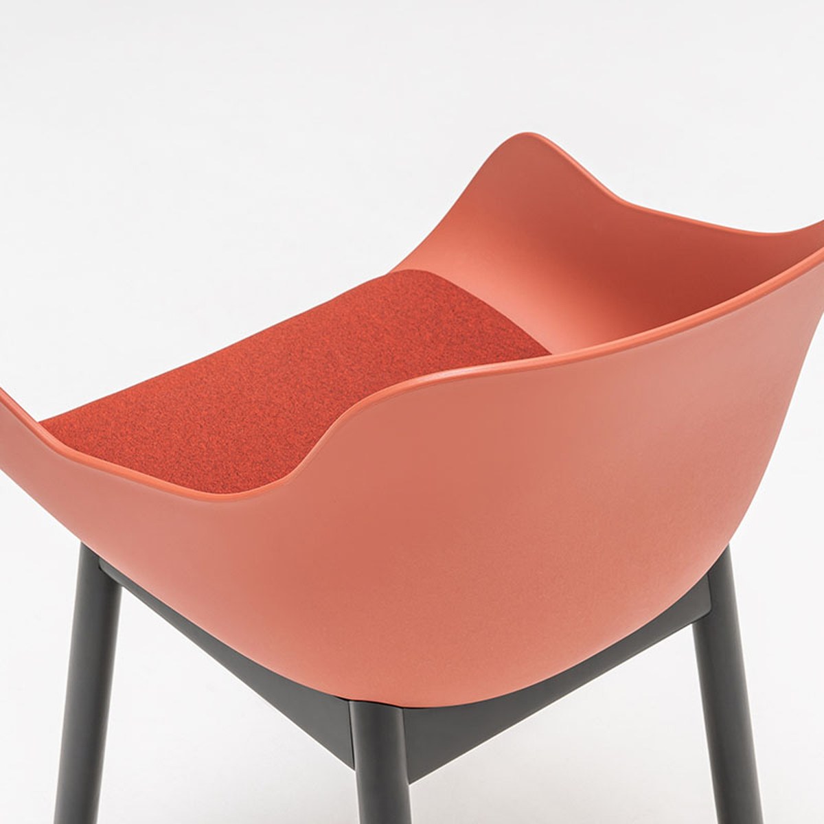 Coussin dassise tapissé dans la coque brique à accoudoirs, vue de dessus