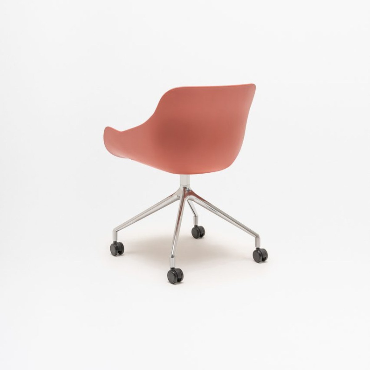 Fauteuil pivotant Baltic Remix brique à roulettes, vue arrière de trois quarts
