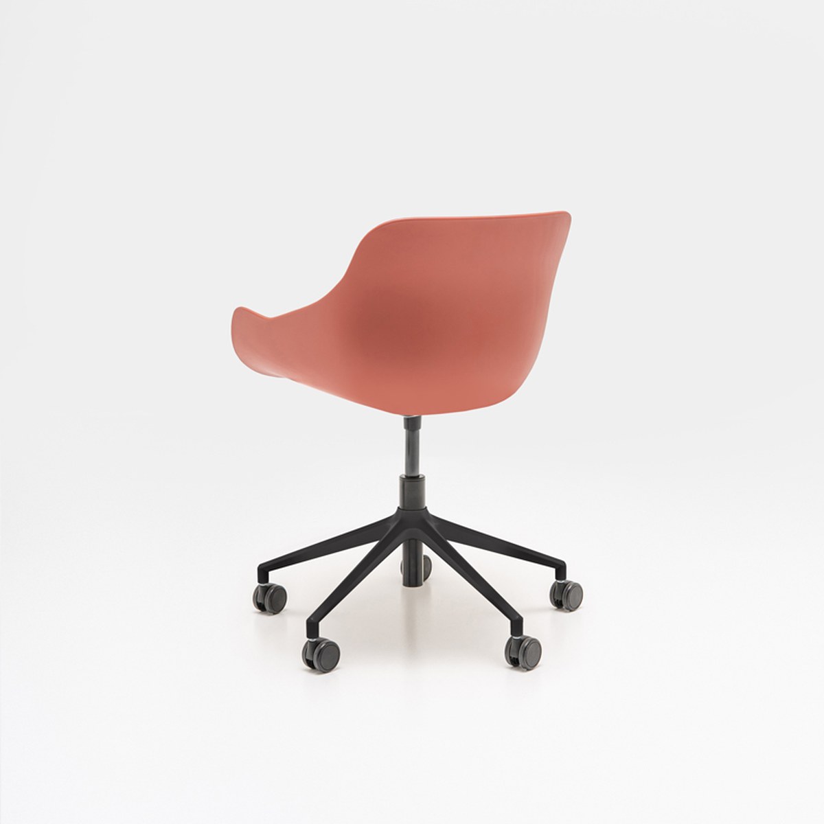 Fauteuil de réunion Baltic Remix brique sur 5 roulettes, vue arrière de trois quarts