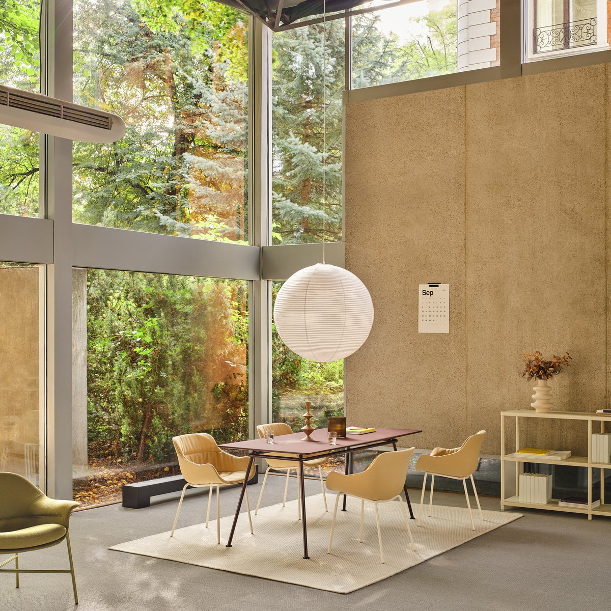 Fauteuil de réunion 4 pieds à coussin drapé et accoudoirs intégrés