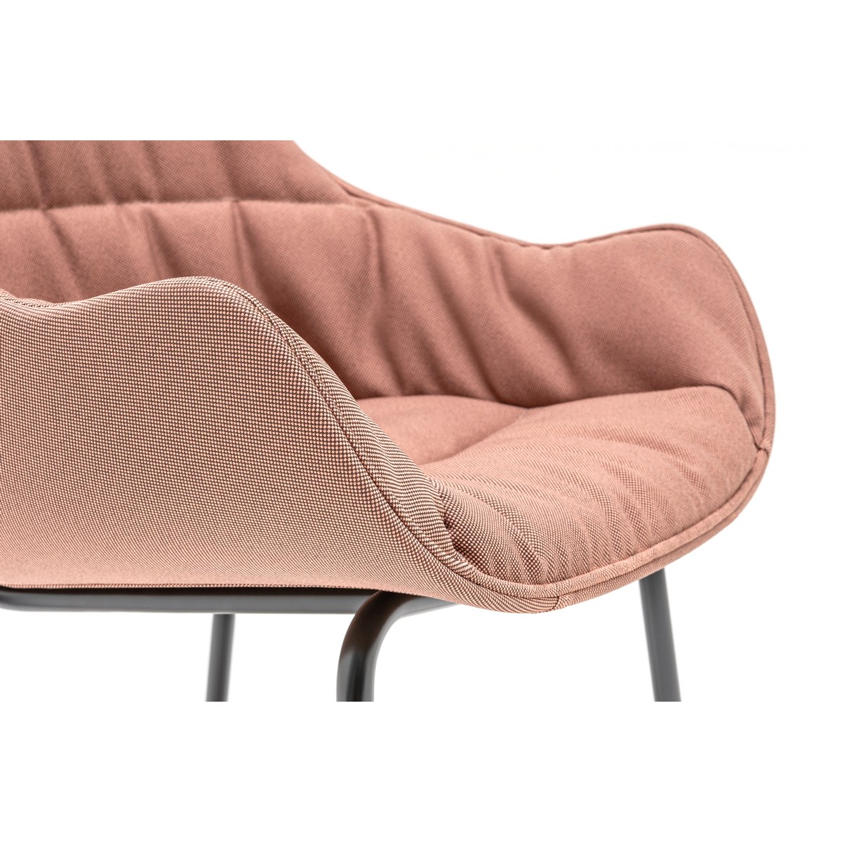 Détail du coussin drapé rose et de laccoudoir intégré du fauteuil de réunion