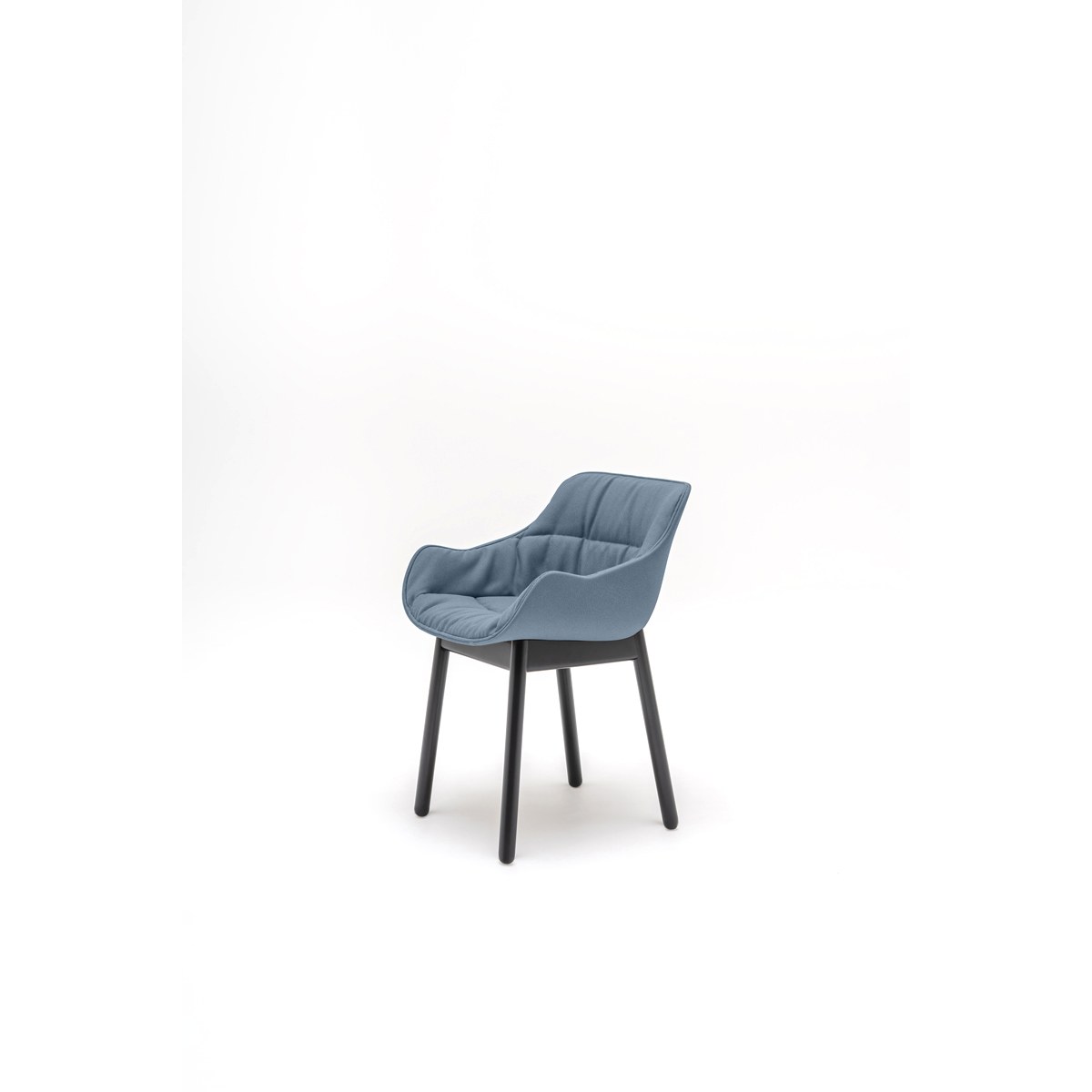 Fauteuil Baltic Soft Duo bleu-gris sur pieds en hêtre noir, vue de trois quarts