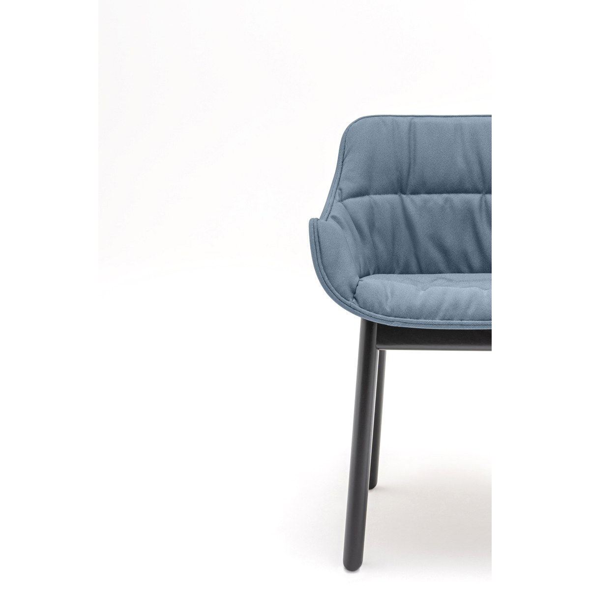 Fauteuil de réunion bleu-gris à coussin drapé et pieds en hêtre noir, vue de profil