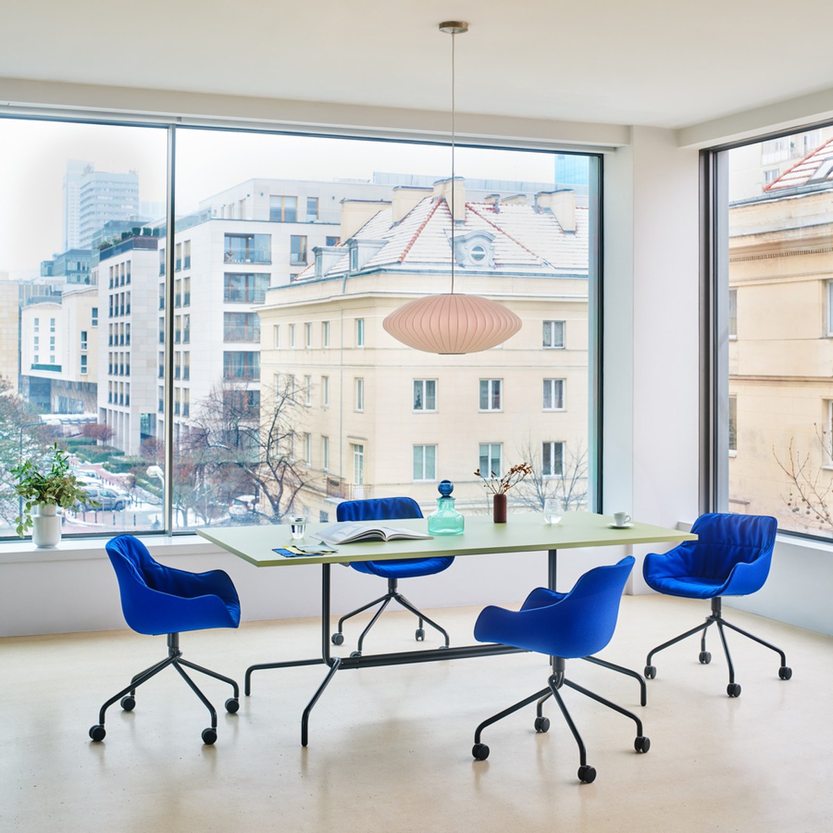Chaise pour salle de réunion à roulettes, accoudoirs et coussin drapé