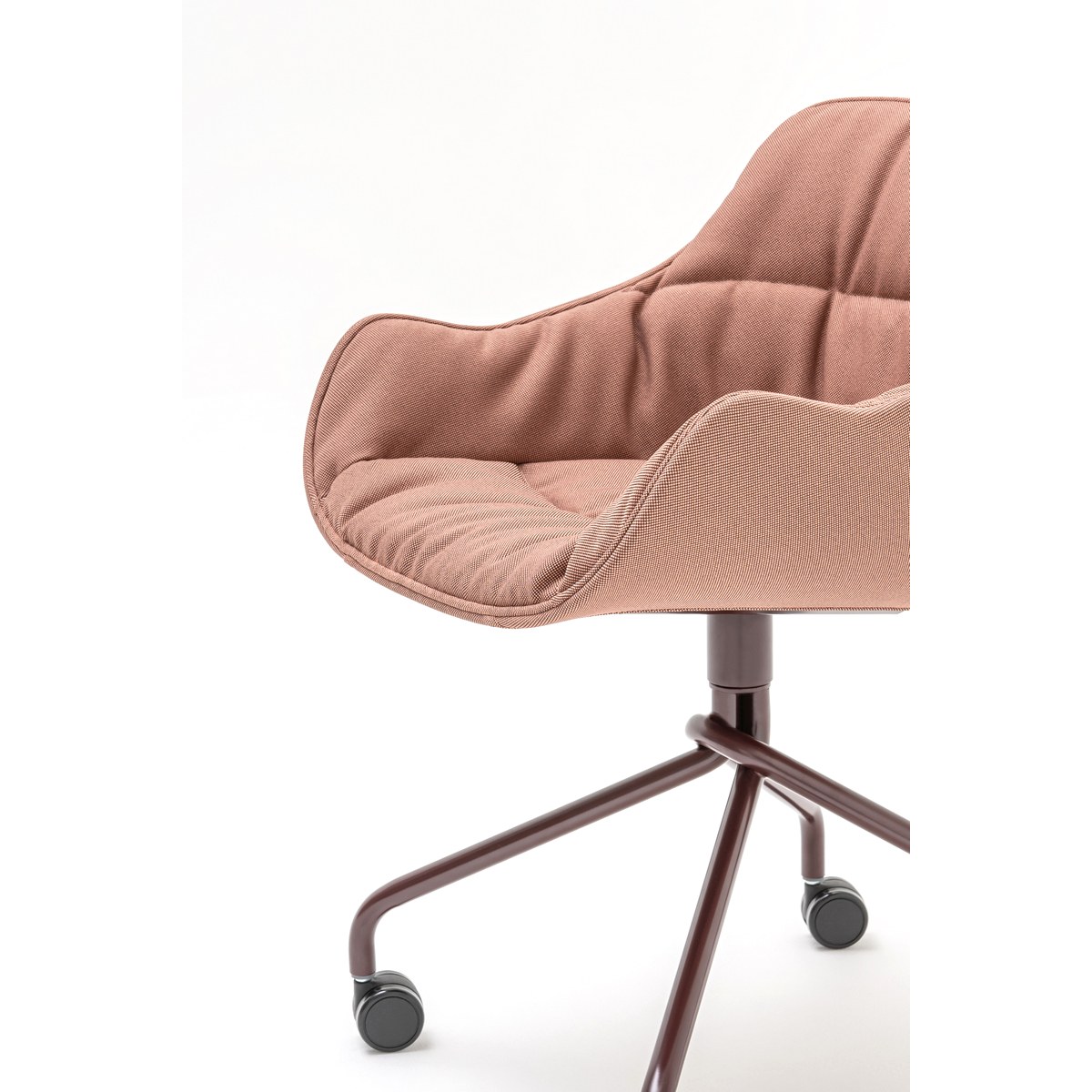 Détail de la coque rose à coussin drapé et de létoile à roulettes bordeaux